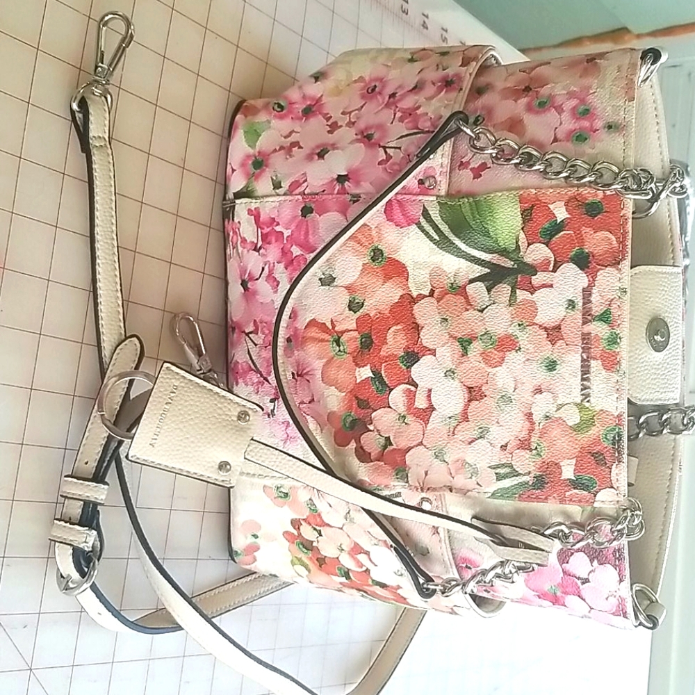 Gently used Dana buckman bucket bag with shoulder